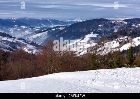 Schöne Berge Blick auf verschneite sonnigen Tag im Winter Stockfoto