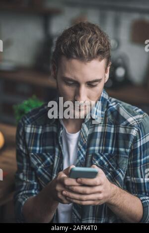 Junger Mann sms über sein Geschäft konzentriert Stockfoto