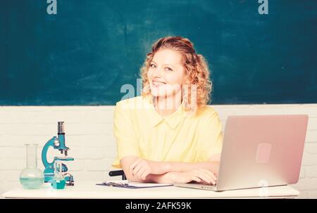 Eigene Forschung Projekt starten. Student oder Lehrer. Für Grant und Stipendium für begabte Schüler. Schüler Mädchen mit Laptop und Mikroskop. Pädagogisches Programm für begabte Jugendliche. Stockfoto