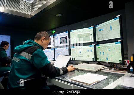 Ingenieure im Kontrollraum von Tobolsk Polymer Stockfoto