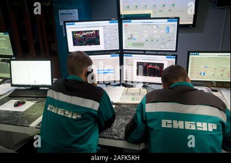Ingenieure im Kontrollraum von Tobolsk Polymer Stockfoto