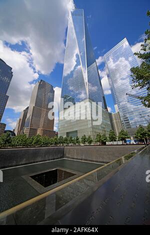 11. September - 0911 - National September 11 Memorial North Tower Fountain, mit Einem World Trade Center, Lower Manhattan, New York City, NY, USA Stockfoto