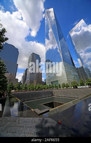 11. September - 0911 - National September 11 Memorial North Tower Fountain, mit Einem World Trade Center, Lower Manhattan, New York City, NY, USA Stockfoto