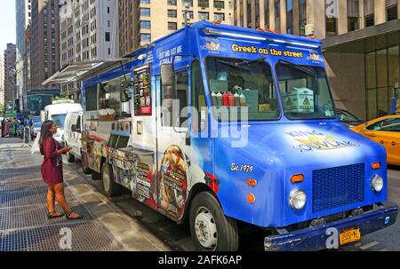 Griechisch auf der Straße, Fast-Food-Van, Giros, König Souvlaki, mit Kundenbestellung, Manhattan Street Vendor, New York City, NYC, NY, USA Stockfoto