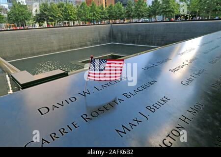 11. September - 0911 - National September 11 Memorial North Tower Fountain with USA Flag, One World Trade Center, Lower Manhattan, New York City, NY, USA Stockfoto