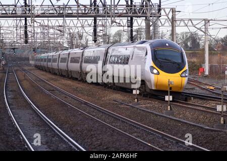 West Coast Pendolino 390154 in der namenlosen weißen Aufmachung passiert Lichfield Trent Valley mit 1A21 The 09:55 Manchester Piccadilly - London Euston Stockfoto