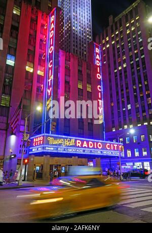 Radio City Music Hall Fassade New York, 1260 Avenue of the Americas (Sixth Avenue), Manhattan, New York City, NY, USA in der Nacht, Neonlichter Stockfoto