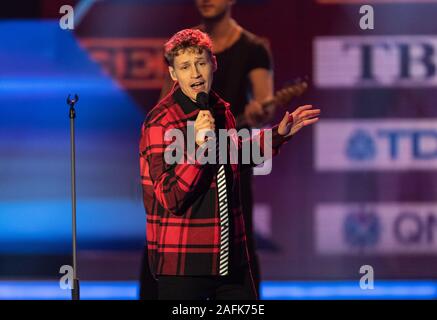 Baden Baden, Deutschland. 15 Dez, 2019. Sänger Tim Bendzko ist auf der Bühne bei der Preisverleihung für die portswoman des Jahres'. Quelle: Patrick Seeger/dpa/Alamy leben Nachrichten Stockfoto