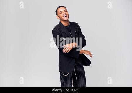 Studio Portrait des jungen Mannes mit der Haut Pigmentierungsstörung Tanzen zu Kamera Stockfoto