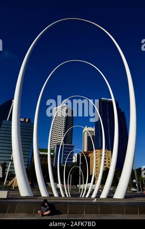 Perth, WA, Australien - 30. November 2017: Unbekannter Tourist vor Spanda Skulptur entworfen vom Künstler Christian de Vietri auf Elizabeth Quay Stockfoto