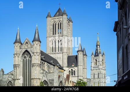 Saint Nicholas' Church/Sint-Niklaaskerk und Glockenturm Der Glockenturm im alten historischen Zentrum von Gent/Gent, Flandern, Belgien Stockfoto