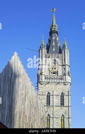 Mittelalterliche Glockenturm und moderne Gentse Stadshal/Gent Markthalle in der Altstadt von Gent/Gent, Flandern, Belgien Stockfoto