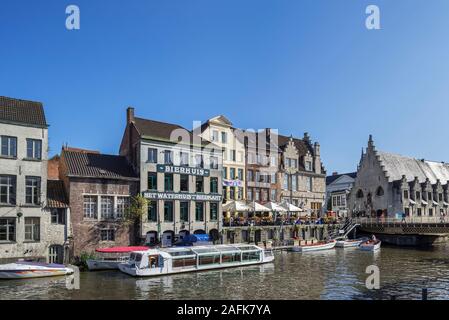 Sightseeing Boote, die Kneipe Bierhuis und der Groot Vleeshuis/grosse Metzgerei entlang des Flusses Leie/Lys in der Stadt Gent/Gent, Flandern, Belgien Stockfoto