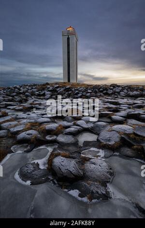 Basaltsäulen in Kálfshamarsviti Leuchtturm in Island Stockfoto