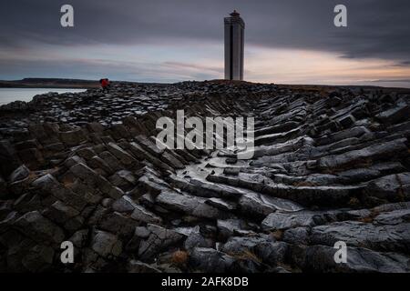 Basaltsäulen in Kálfshamarsviti Leuchtturm in Island Stockfoto