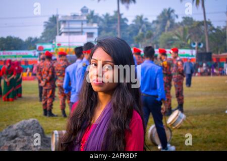 Traditionell feiert Tag des Sieges von Bangladesch: South Asian schöne braune Mädchen mit langen schwarzen Haaren für den Outdoor Foto posiert Stockfoto