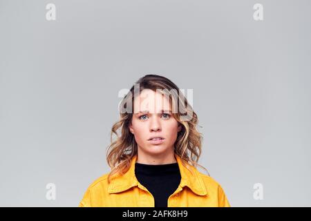 Studio Portrait von Sorgen junge Frau mit Kamera Stockfoto