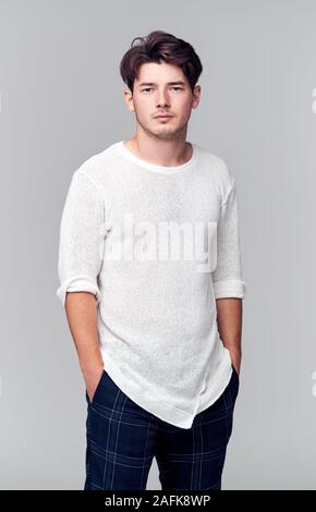 Studio Portrait des jungen Mannes mit ernsten Ausdruck suchen an Kamera Stockfoto