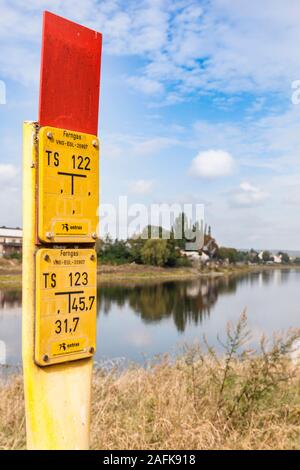 Informationen Zeichen über den Weg einer Gaspipeline auf der Elbe in Dresden. Stockfoto
