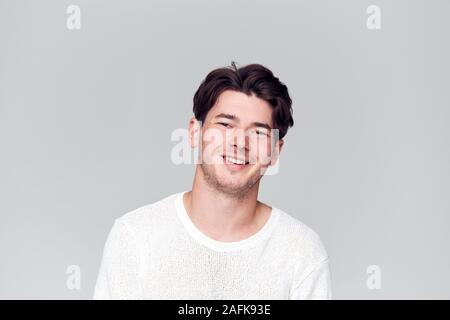 Studio Portrait des jungen Mannes tragen weiße T-Shirt an Kamera lächeln Stockfoto