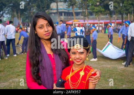 Traditionell feiert Tag des Sieges von Bangladesch: Zwei fröhlichen Schwestern für dieses Foto in der Menge posing Stockfoto