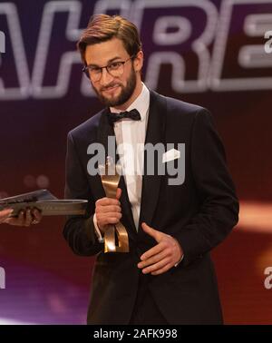 Baden Baden, Deutschland. 15 Dez, 2019. Skispringer Markus Eisenbichler ist auf der Bühne des portswoman des Jahres" Preisverleihung. Quelle: Patrick Seeger/dpa/Alamy leben Nachrichten Stockfoto