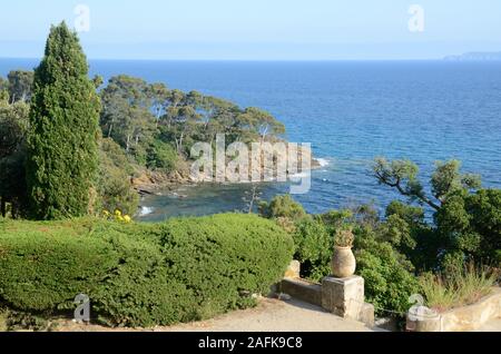 Blick über die Domaine du Rayol Botanischer Garten, Arboretum & Mediterrane Küste in Rayol-Canadel-sur-Mer Var Provence-Alpes-Côte d'Azur, Französische Riviera Frankreich Stockfoto