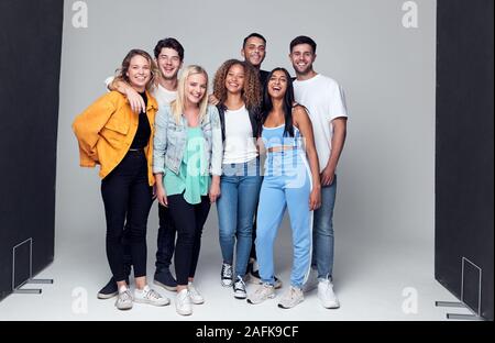 Gruppe Studio Shooting Junger Multi-Cultural Freunden Lächeln und Lachen an Kamera Stockfoto