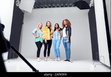 Studio Shot der Jungen unabhängigen multi-cultural weibliche Freunde auf Foto schießen Stockfoto