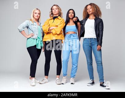 Studio Shot der Jungen unabhängigen multi-cultural weibliche Freunde schauen in die Kamera Stockfoto