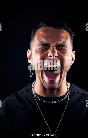 Kopf und Schultern Studio Geschossen von wütenden Mann schrie Kamera Stockfoto