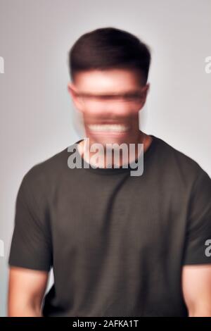 Konzept der Mann mit verzerrtem Gesicht, Psychische Gesundheit Stockfoto