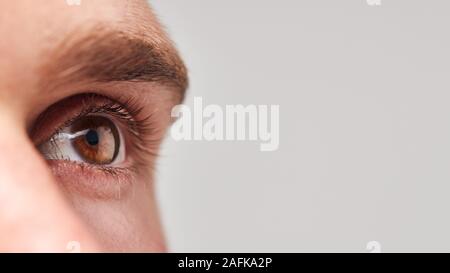 Extreme Nahaufnahme von Auge des Menschen gegen Weiße Studio Hintergrund Stockfoto