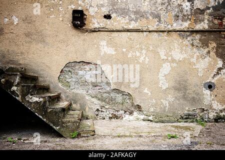 Alte braune beschädigte Wand mit Treppe detail Stockfoto