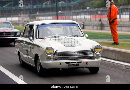 A 1965, Weiß, Ford Lotus Cortina, Verlassen der Boxengasse während des Transatlantischen Trophäe für Pre' 66 Touring Cars, bei der Silverstone Classic 2019 Stockfoto