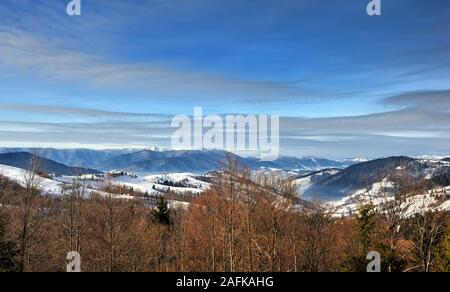 Schöne Berge Blick auf verschneite sonnigen Tag unter blauen Himmel mit Sonne im Winter Stockfoto