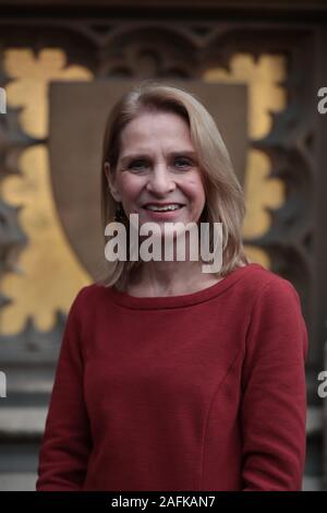 Liberaler Demokrat MP Wera Hobhouse am Houses of Parliament in Westminster, London. Stockfoto