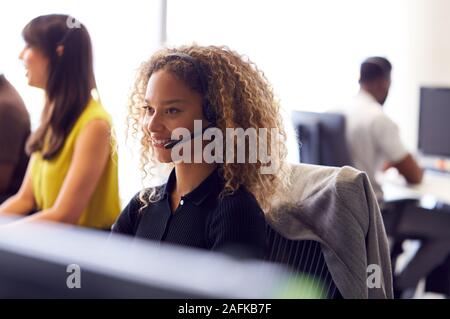 Junge Geschäftsfrau tragen Telefon Headset sprechen, um die Anrufer in der Abteilung Customer Services Stockfoto
