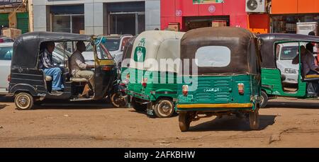 Khartum, Sudan, Ca. Februar 8., 2019: Warten geparkt motorisierte Dreiräder, Tuktuks, im Zentrum von Khartum Stockfoto