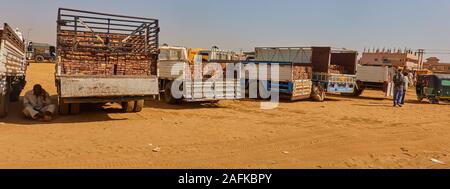 Khartum, Sudan, Ca. Februar 8., 2019: Lkw mit offener Heckklappe, mit Ziegeln aus dem Ziegel Fabrik am Stadtrand von Khartum gefüllt Stockfoto