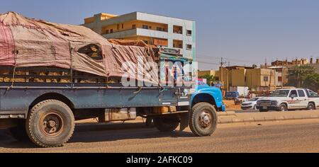 Khartum, Sudan, Ca. Februar 8., 2019: Lastwagen mit zerrissenen Plane auf einer Straße n Vorort von Khartum Stockfoto