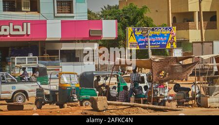 Khartum, Sudan, Ca. Februar 8., 2019: Kleine Shop eröffnen für die sudanesischen Kaffee am Rand einer stark befahrenen Straße in Khartum, Sudan Stockfoto