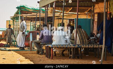 Khartum, Sudan, Ca. Februar 8., 2019: Männer auf einem Rastplatz während der Mittagspause Stockfoto