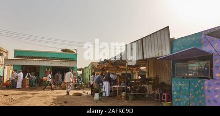Khartum, Sudan, Ca. Februar 8., 2019: Marktplatz mit Menschen Einkaufen in einem Dorf in der Wüste Stockfoto