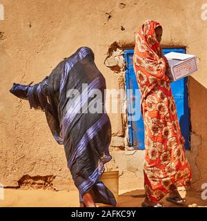 Khartum, Sudan, Ca. Februar 8., 2019: Die sudanesischen Frauen in typischen Sudanesen Kleidung einkaufen in einem kleinen Dorf in der Wüste Stockfoto