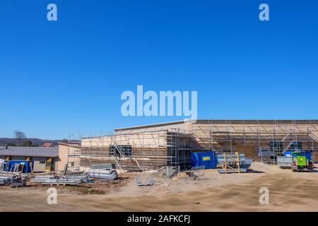Baustelle mit Gerüst am Haus Stockfoto