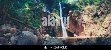 Wasserfall versteckt im tropischen Regenwalddschungel in Asien. Stockfoto