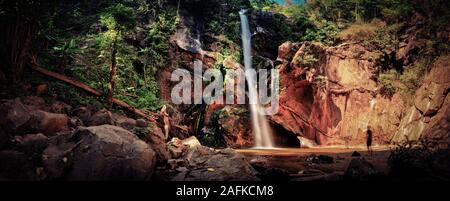 Wunderbarer Wasserfall im tropischen Regenwalddschungel in Asien. Stockfoto