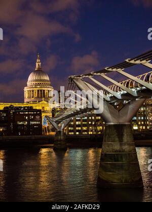 Touristen Kreuzung Millennium Bridge, Themse, mit der St. Pauls Kathedrale, Nacht, London, England, UK, GB.