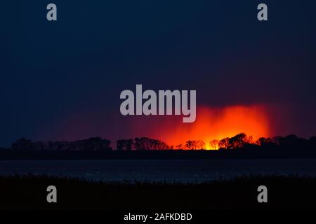 Dramatischer Sonnenuntergang über den Darß-Zingsterer Bodden, Ostsee, Mecklenburg-Vorpommern, Deutschland. Stockfoto